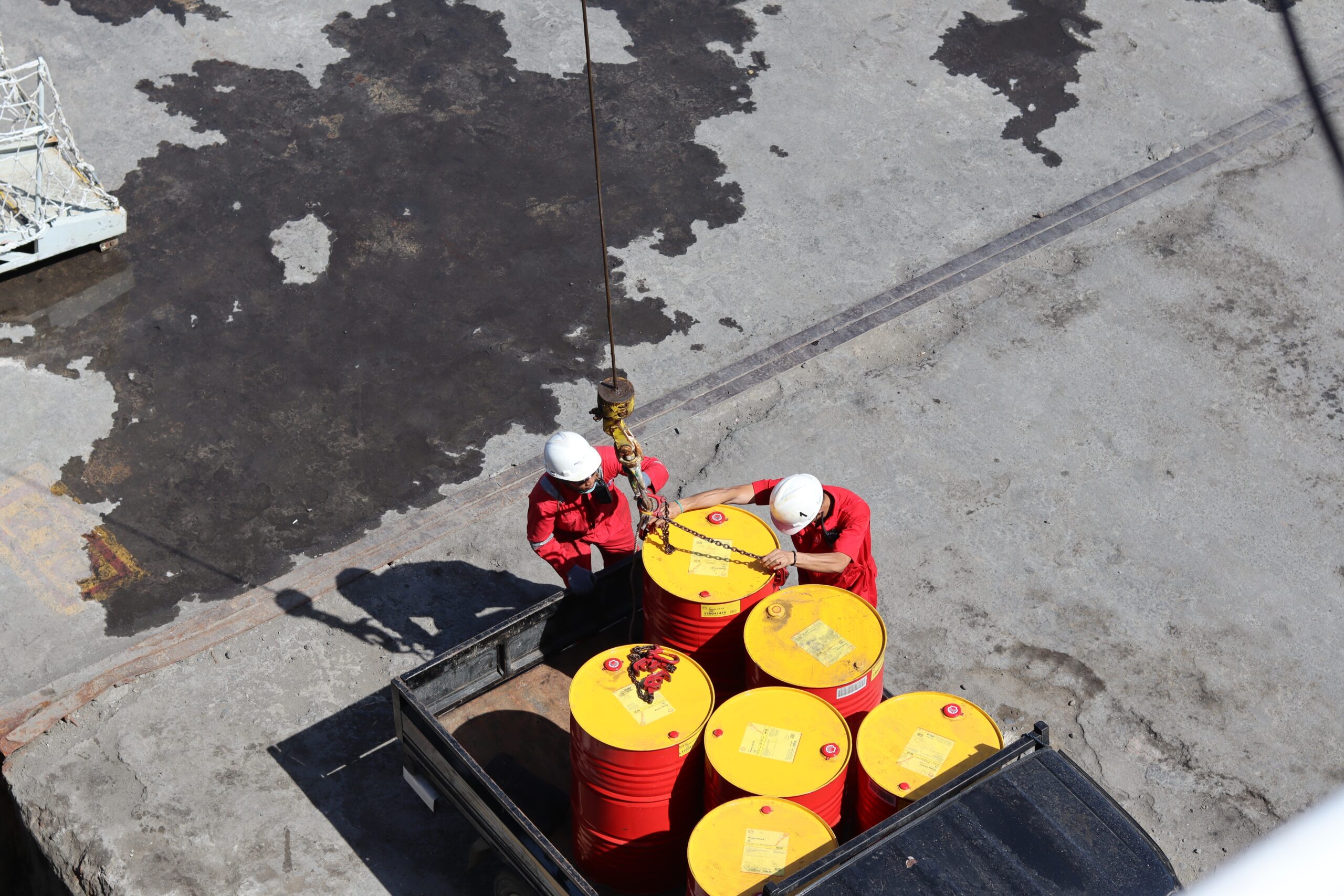 Stevedore,And,Ship,Crew,Are,Lifted,Using,A,Cargo,Crane